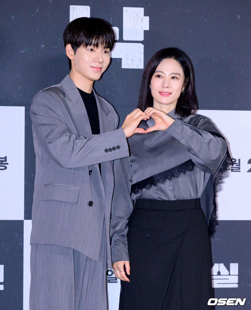 영화 '실낙원' 언론 시사회 및 기자간담회가 12일 서울 CGV용산아이파크몰에서 열렸다.‘실낙원’은 9년 전 캠핑스쿨 버스 실종 사건으로 아들을 잃은 엄마 류소영에게 죽은 줄 알았던 아들 류선우가 돌아오면서 벌어지는 이야기를 그린 심리 스릴러다.배우 배현성, 김현주가 포토타임을 하고 있다. 2026.10.12 / jpnews@osen.co.kr