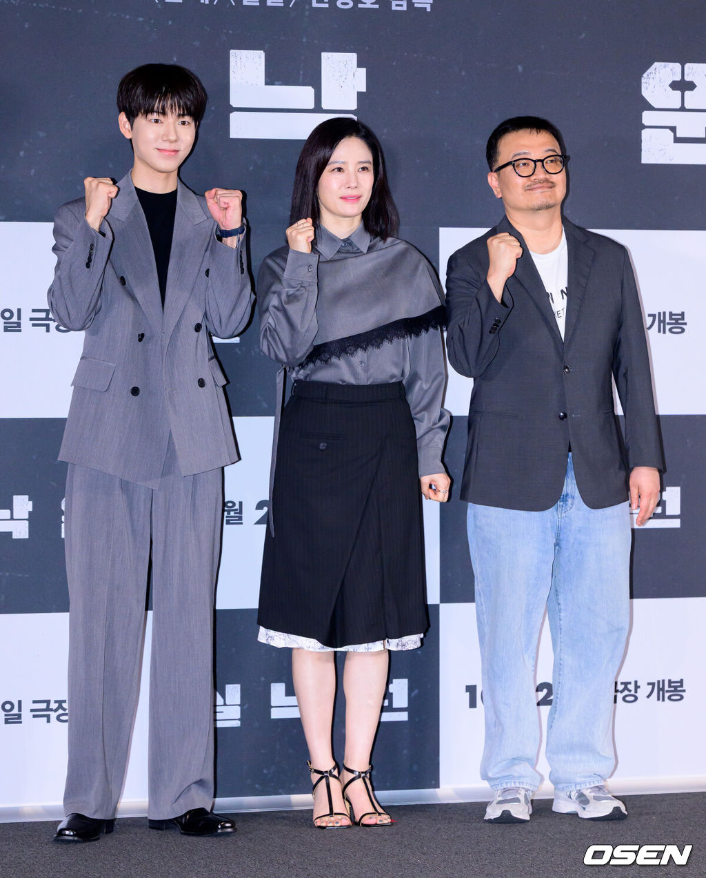 영화 '실낙원' 언론 시사회 및 기자간담회가 12일 서울 CGV용산아이파크몰에서 열렸다.‘실낙원’은 9년 전 캠핑스쿨 버스 실종 사건으로 아들을 잃은 엄마 류소영에게 죽은 줄 알았던 아들 류선우가 돌아오면서 벌어지는 이야기를 그린 심리 스릴러다.배우 배현성, 김현주, 연상호 감독이 포토타임을 하고 있다. 2026.10.12 / jpnews@osen.co.kr