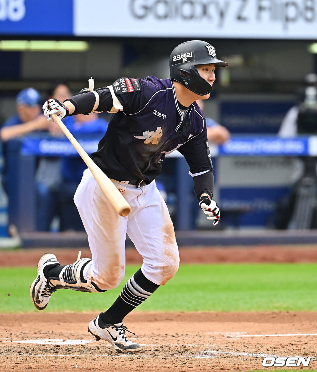 11일 대구삼성라이온즈파크에서 2026 신한 SOL KBO 리그 삼성 라이온즈와 KT 위즈의 경기가 열렸다. 홈팀 삼성은 후라도가, 방문팀 KT는 고영표가 선발 출전했다. KT 위즈 최원준이 5회초 무사 1,2루 1루수 땅볼을 치고 있다. 2026.10.11 / foto0307@osen.co.kr