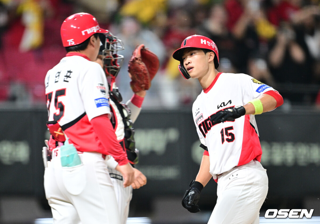 12일 광주-기아 챔피언스필드에서 ‘2026 신한 SOL Bank KBO리그’ KIA 타이거즈와 LG 트윈스의 경기가 열렸다.홈팀 KIA는 양현종, 방문팀 LG는 임찬규를 선발로 내세웠다.1회말 1사 주자없는 상황 KIA 박재현이 선제 우월 솔로포를 날리고 홈을 밟으며 김연훈 코치와 인사를 나누고 있다. 2026.10.12 / dreamer@osen.co.kr