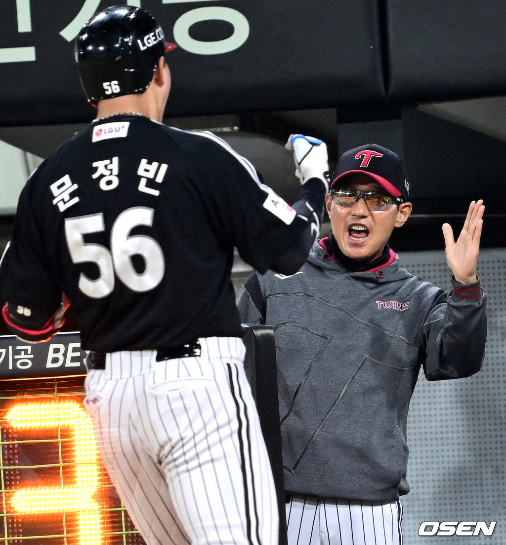 12일 광주-기아 챔피언스필드에서 ‘2026 신한 SOL Bank KBO리그’ KIA 타이거즈와 LG 트윈스의 경기가 열렸다.홈팀 KIA는 양현종, 방문팀 LG는 임찬규를 선발로 내세웠다.6회초 2사 주자없는 상황 LG 문정빈이 동점 중월 솔로포를 날리고 홈을 밟은 뒤 염경엽 감독과 기뻐하고 있다. 2026.10.12 / dreamer@osen.co.kr