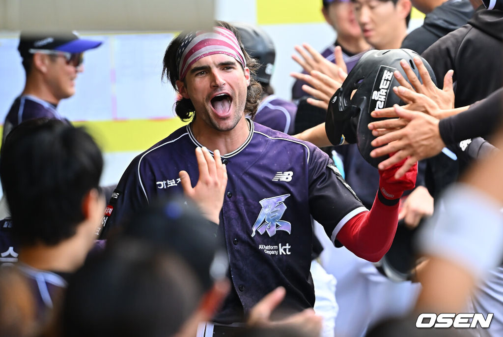11일 대구삼성라이온즈파크에서 2026 신한 SOL KBO 리그 삼성 라이온즈와 KT 위즈의 경기가 열렸다. 홈팀 삼성은 후라도가, 방문팀 KT는 고영표가 선발 출전했다. KT 위즈 힐리어드가 3회초 1사 1,2루 좌월 3점 홈런을 치고 하이파이브를 하고 있다. 2026.10.11 / foto0307@osen.co.kr
