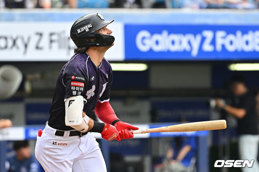 11일 대구삼성라이온즈파크에서 2026 신한 SOL KBO 리그 삼성 라이온즈와 KT 위즈의 경기가 열렸다. 홈팀 삼성은 후라도가, 방문팀 KT는 고영표가 선발 출전했다. KT 위즈 힐리어드가 힘찬 타격을 하고 타구를 바라보고 있다. 2026.10.11 / foto0307@osen.co.kr