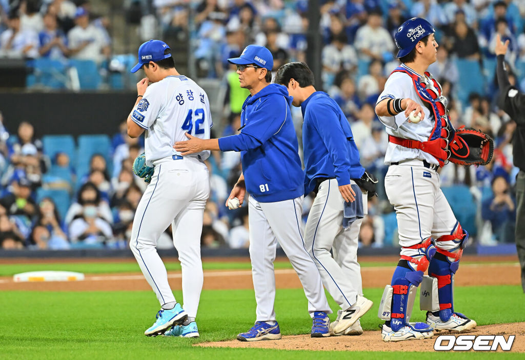 12일 대구삼성라이온즈파크에서 2026 신한 SOL KBO 리그 삼성 라이온즈와 KT 위즈의 경기가 열렸다. 홈팀 삼성은 양창섭이, 방문팀 KT는 소형준이 선발 출전했다. 삼성 라이온즈 선발 투수 양창섭이 3회초 교체되고 있다. 2026.10.12 / foto0307@osen.co.kr