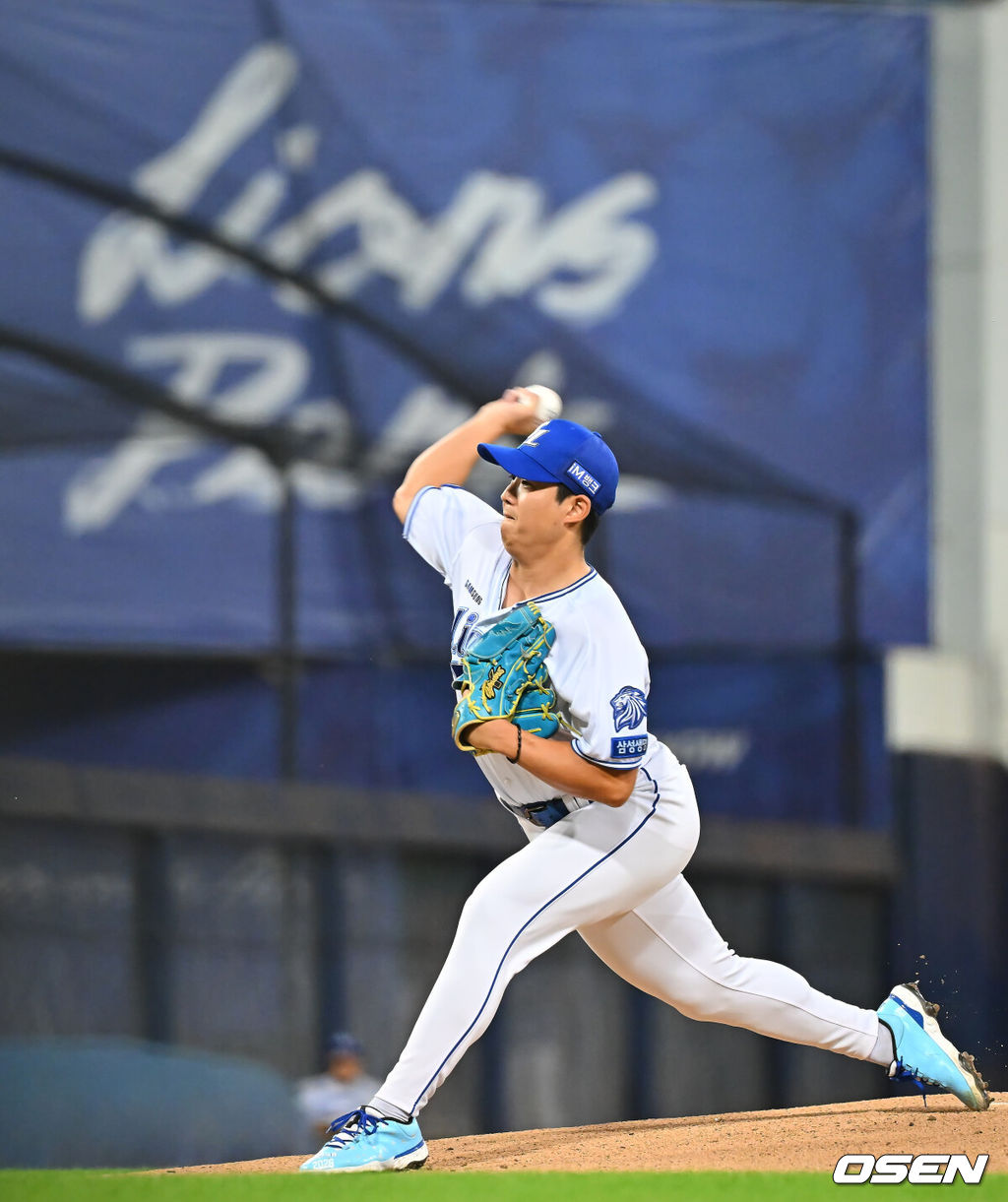 12일 대구삼성라이온즈파크에서 2026 신한 SOL KBO 리그 삼성 라이온즈와 KT 위즈의 경기가 열렸다. 홈팀 삼성은 양창섭이, 방문팀 KT는 소형준이 선발 출전했다. 삼성 라이온즈 선발 투수 양창섭이 역투하고 있다. 2026.10.12 / foto0307@osen.co.kr