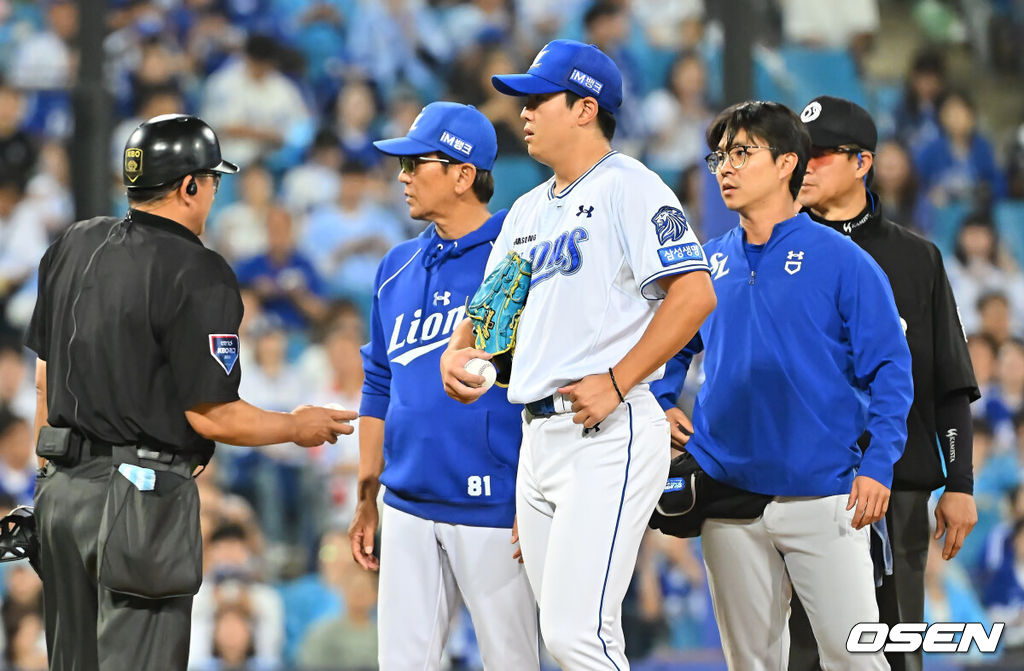 12일 대구삼성라이온즈파크에서 2026 신한 SOL KBO 리그 삼성 라이온즈와 KT 위즈의 경기가 열렸다. 홈팀 삼성은 양창섭이, 방문팀 KT는 소형준이 선발 출전했다. 삼성 라이온즈 선발 투수 양창섭이 3회초 교체되고 있다. 2026.10.12 / foto0307@osen.co.kr