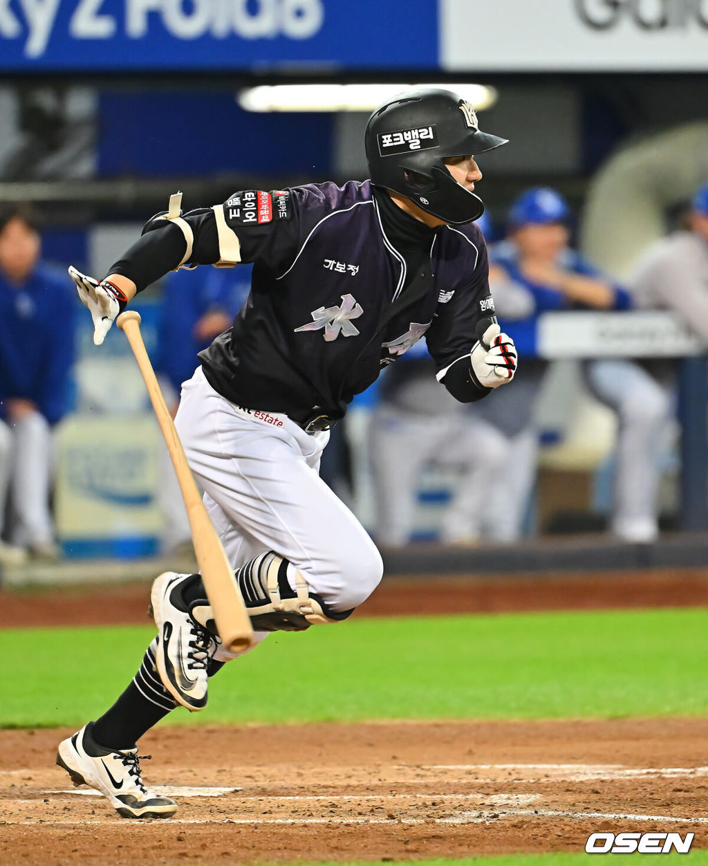 12일 대구삼성라이온즈파크에서 2026 신한 SOL KBO 리그 삼성 라이온즈와 KT 위즈의 경기가 열렸다. 홈팀 삼성은 양창섭이, 방문팀 KT는 소형준이 선발 출전했다. KT 위즈 최원준이 1회초 좌익수 뒤 2루타를 치고 진루하고 있다. 2026.10.12 / foto0307@osen.co.kr