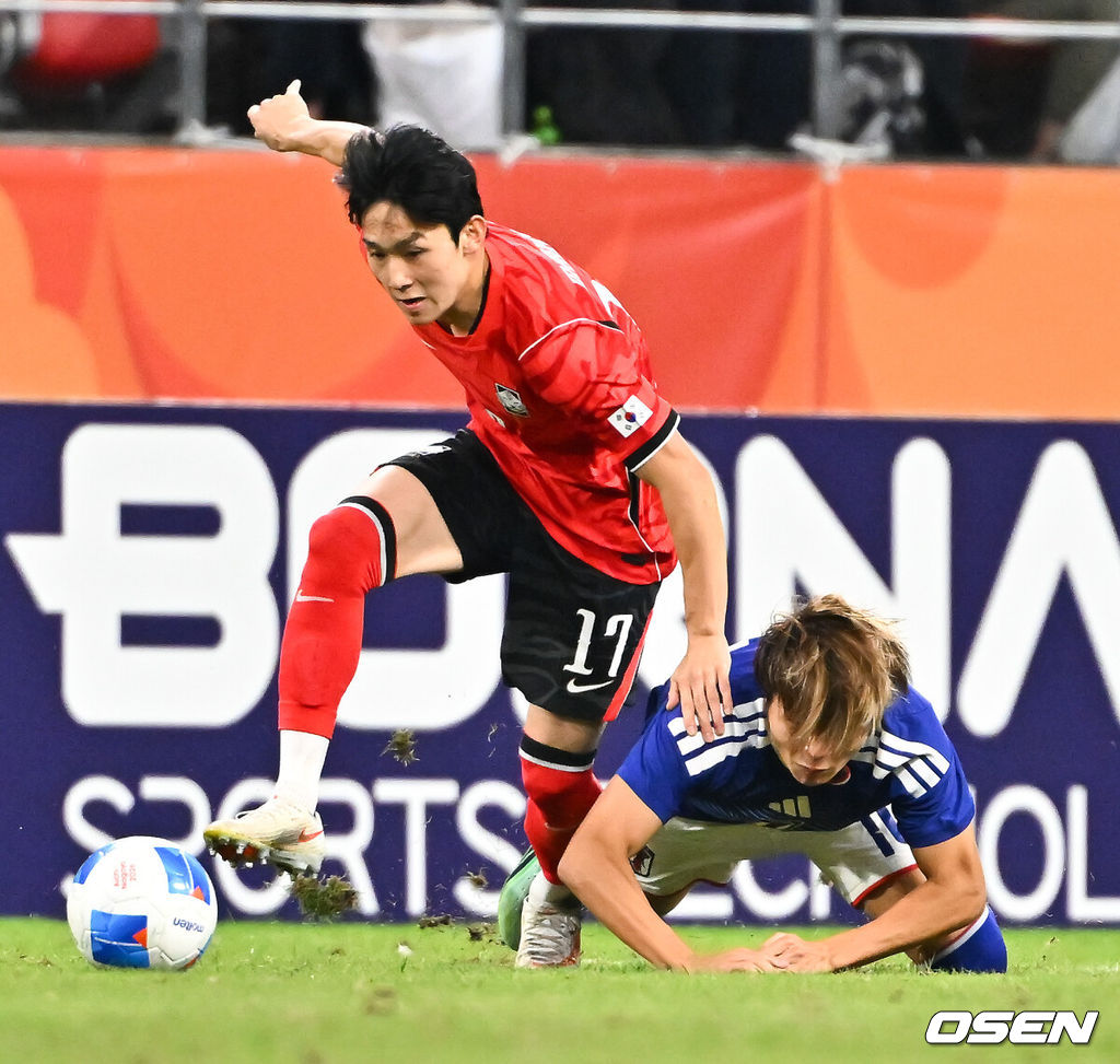 미쳤다! 엄지성(24, 스완지 시티)이 결승골로 한국축구를 살렸다. 이민성 감독이 이끄는 U23 남자축구대표팀은 3일 오후 7시 30분 나고야 스타디움에서 개최된 아이치-나고야 아시안게임 2026 결승전에서 엄지성의 결승골이 터져 숙적 일본을 1-0으로 제압했다. 후반 양민혁이 드리블을 하고 있다.  2026.10.03 /  soul1014@osen.co.kr