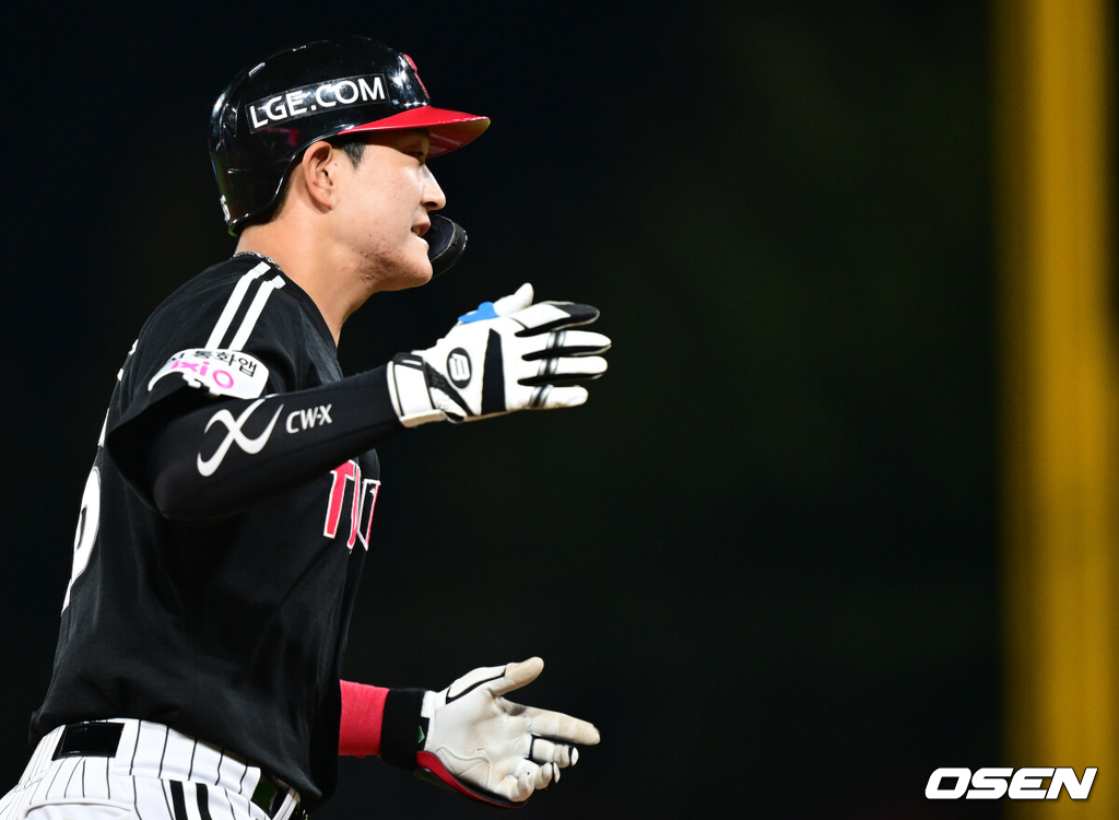 12일 광주-기아 챔피언스필드에서 ‘2026 신한 SOL Bank KBO리그’ KIA 타이거즈와 LG 트윈스의 경기가 열렸다.홈팀 KIA는 양현종, 방문팀 LG는 임찬규를 선발로 내세웠다.6회초 2사 주자없는 상황 LG 문정빈이 동점 중월 솔로포를 날리고 그라운드를 돌며 기뻐하고 있다. 2026.10.12 / dreamer@osen.co.kr