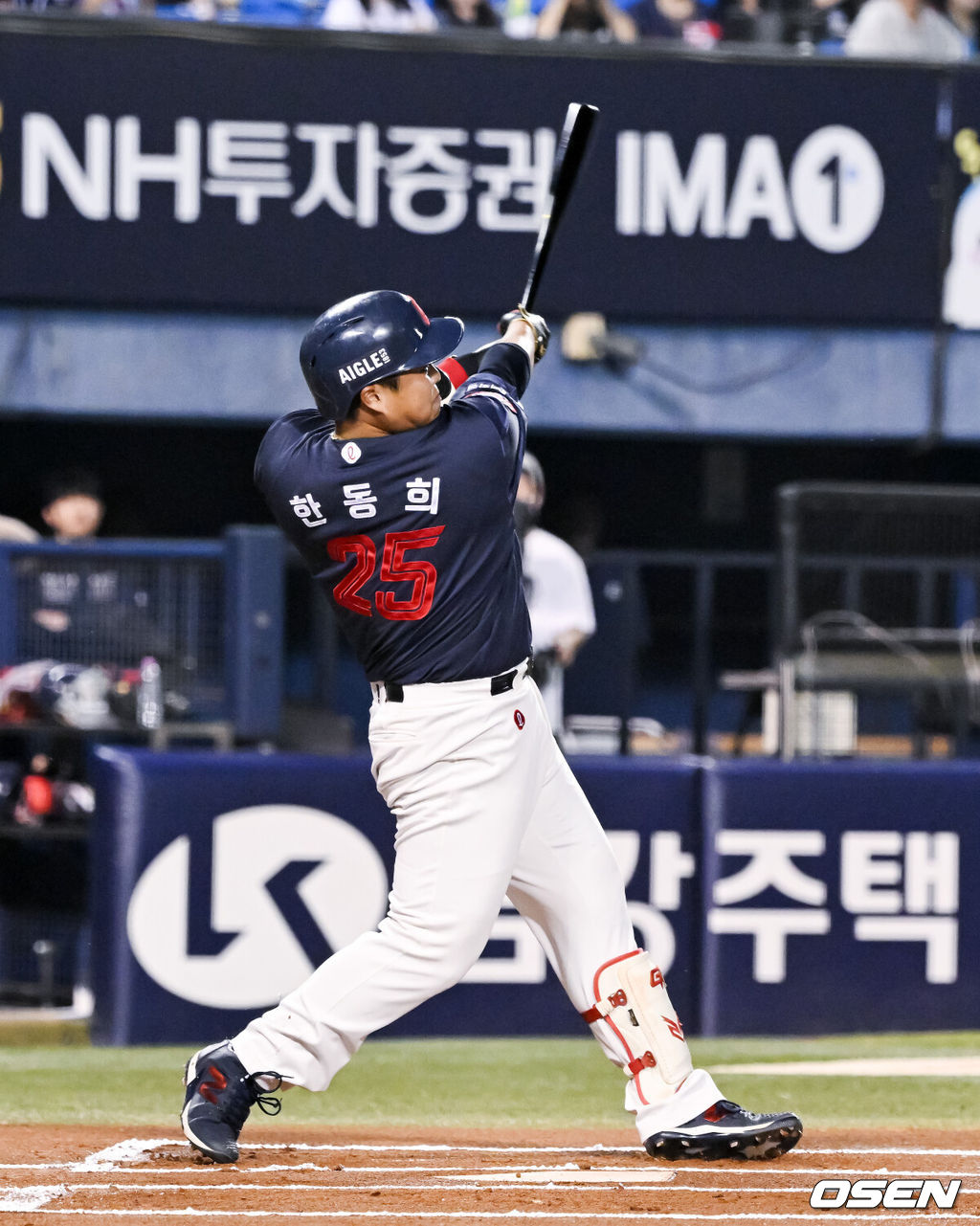 12일 서울 잠실구장에서 ‘2026 신한 SOL Bank KBO리그’ 두산 베어스와 롯데 자이언츠의 경기가 열렸다.44년간 한국 야구의 상징으로 사랑받아 온 서울 잠실구장은 이날 두산과 롯데의 경기를 끝으로 정규시즌의 대장정을 마무리한다. 1회초 롯데 한동희가 선취 2점 홈런을 날리고 있다. 2026.10.12 / soul1014@osen.co.kr
