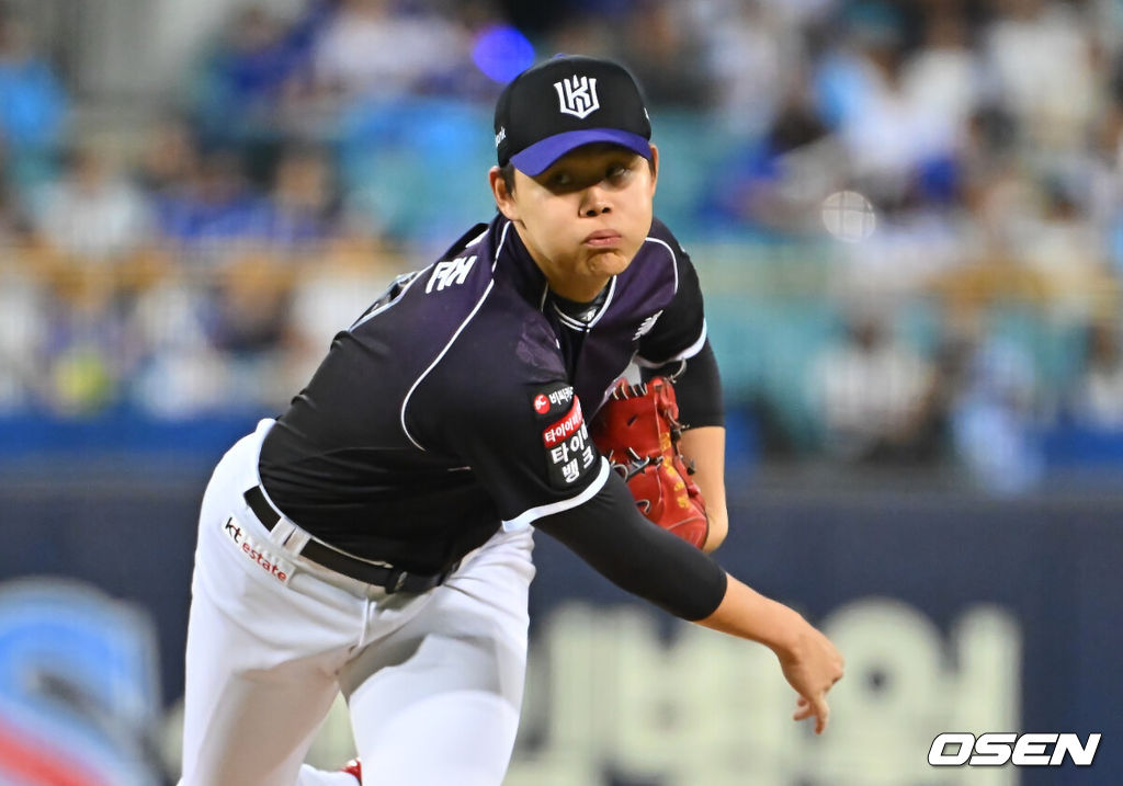 12일 대구삼성라이온즈파크에서 2026 신한 SOL KBO 리그 삼성 라이온즈와 KT 위즈의 경기가 열렸다. 홈팀 삼성은 양창섭이, 방문팀 KT는 소형준이 선발 출전했다. KT 위즈 선발 투수 소형준이 역투하고 있다. 2026.10.12 / foto0307@osen.co.kr