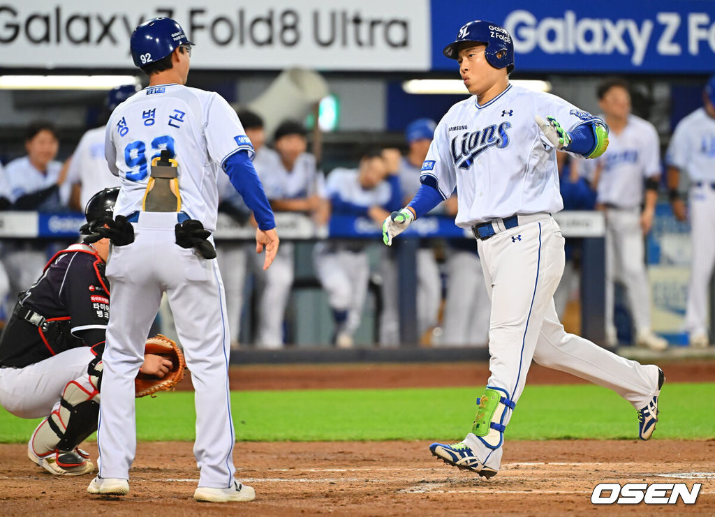 12일 대구삼성라이온즈파크에서 2026 신한 SOL KBO 리그 삼성 라이온즈와 KT 위즈의 경기가 열렸다. 홈팀 삼성은 양창섭이, 방문팀 KT는 소형준이 선발 출전했다. 삼성 라이온즈 김헌곤이 2회말 2사 좌월 동점 솔로 홈런을 치고 하이파이브를 하고 있다. 2026.10.12 / foto0307@osen.co.kr