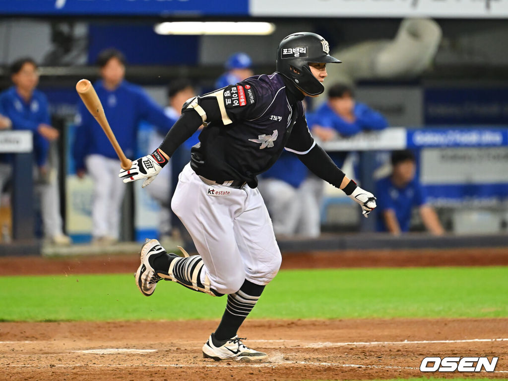 12일 대구삼성라이온즈파크에서 2026 신한 SOL KBO 리그 삼성 라이온즈와 KT 위즈의 경기가 열렸다. 홈팀 삼성은 양창섭이, 방문팀 KT는 소형준이 선발 출전했다. KT 위즈 최원준이 4회초 1사 만루 우익수 앞 1타점 안타를 치고 있다. 2026.10.12 / foto0307@osen.co.kr