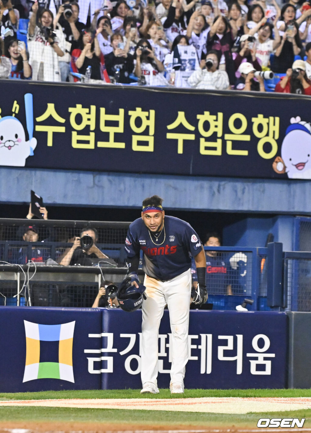12일 서울 잠실구장에서 ‘2026 신한 SOL Bank KBO리그’ 두산 베어스와 롯데 자이언츠의 경기가 열렸다.44년간 한국 야구의 상징으로 사랑받아 온 서울 잠실구장은 이날 두산과 롯데의 경기를 끝으로 정규시즌의 대장정을 마무리한다. 8회초 안타 날린 롯데 레이예스가 교체되며 팬들에게 인사하고 있다. 이 안타로 레이예스는 시즌 211안타로 최다안타 1위를 확정했다.  2026.10.12 / soul1014@osen.co.kr