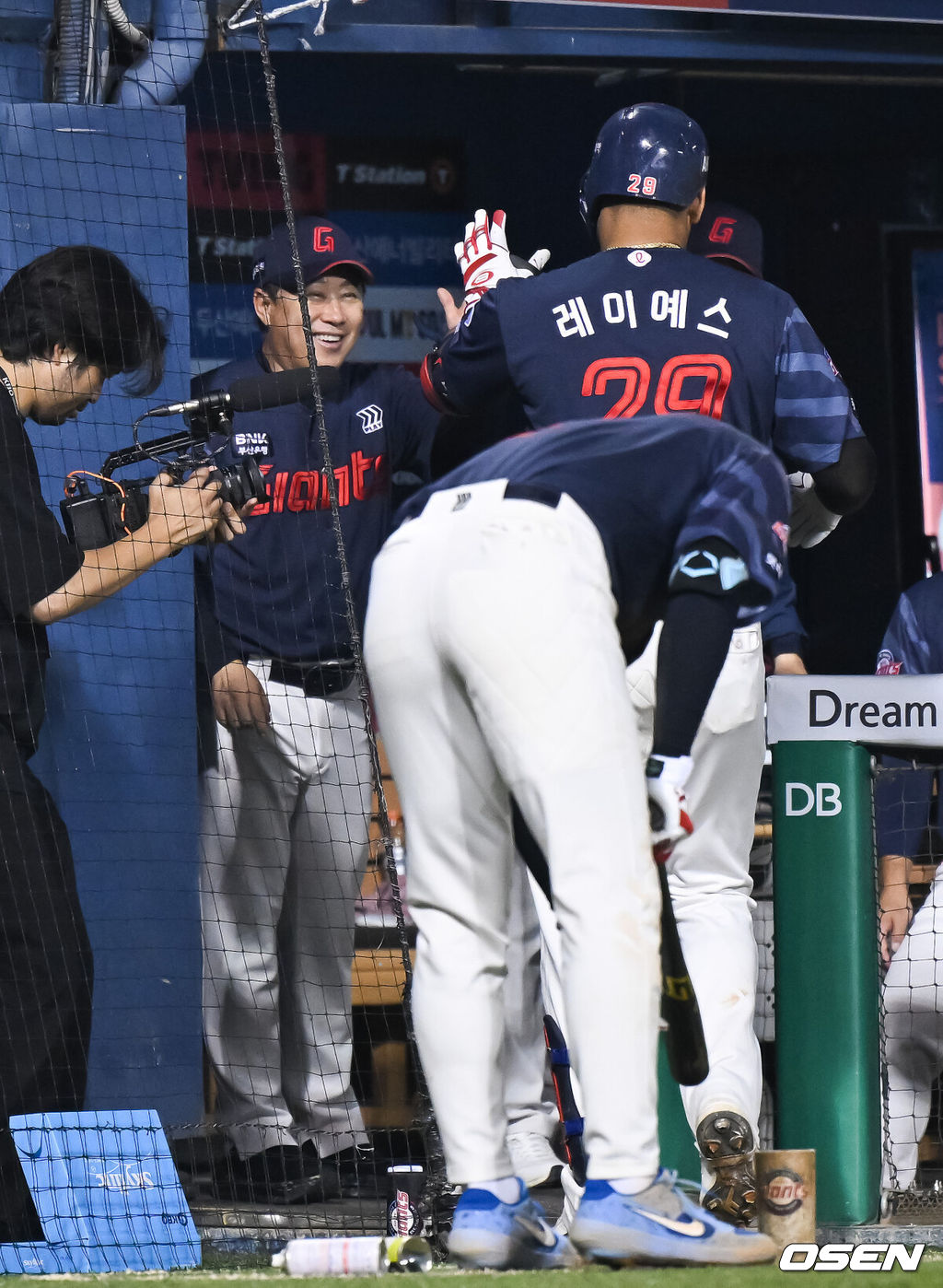 12일 서울 잠실구장에서 ‘2026 신한 SOL Bank KBO리그’ 두산 베어스와 롯데 자이언츠의 경기가 열렸다.44년간 한국 야구의 상징으로 사랑받아 온 서울 잠실구장은 이날 두산과 롯데의 경기를 끝으로 정규시즌의 대장정을 마무리한다. 6회초 롯데 레이예스가 솔로홈런을 날리고 김태형 감독과 하이파이브를 하고 있다. 이 홈런은 레이예스의 시즌 210안타로 최다안타 1위를 질주하고 있다. 2026.10.12 / soul1014@osen.co.kr