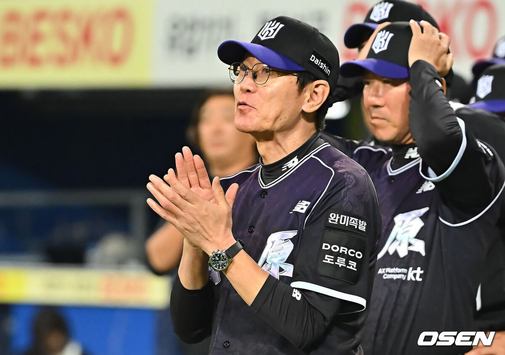 12일 대구삼성라이온즈파크에서 2026 신한 SOL KBO 리그 삼성 라이온즈와 KT 위즈의 경기가 열렸다. 홈팀 삼성은 양창섭이, 방문팀 KT는 소형준이 선발 출전했다. KT 위즈 이강철 감독이 삼성 라이온즈에 4-2로 승리한 후 선수들에게 박수를 보내고 있다. 2026.10.12 / foto0307@osen.co.kr