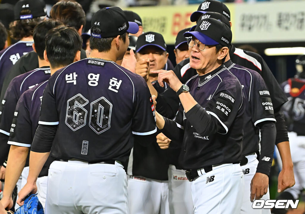 12일 대구삼성라이온즈파크에서 2026 신한 SOL KBO 리그 삼성 라이온즈와 KT 위즈의 경기가 열렸다. 홈팀 삼성은 양창섭이, 방문팀 KT는 소형준이 선발 출전했다. KT 위즈 이강철 감독이 삼성 라이온즈에 4-2로 승리한 후 선수들과 기쁨을 나누고 있다. 2026.10.12 / foto0307@osen.co.kr