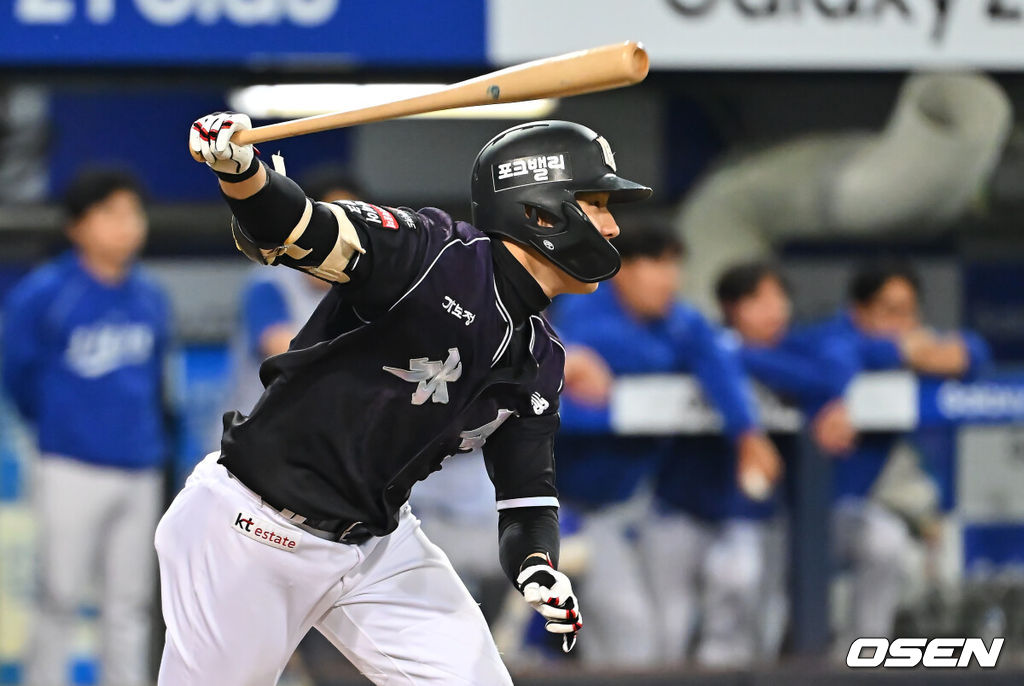 12일 대구삼성라이온즈파크에서 2026 신한 SOL KBO 리그 삼성 라이온즈와 KT 위즈의 경기가 열렸다. 홈팀 삼성은 양창섭이, 방문팀 KT는 소형준이 선발 출전했다. KT 위즈 최원준이 6회초 1사 중견수 오른쪽 안타를 치고 있다. 2026.10.12 / foto0307@osen.co.kr