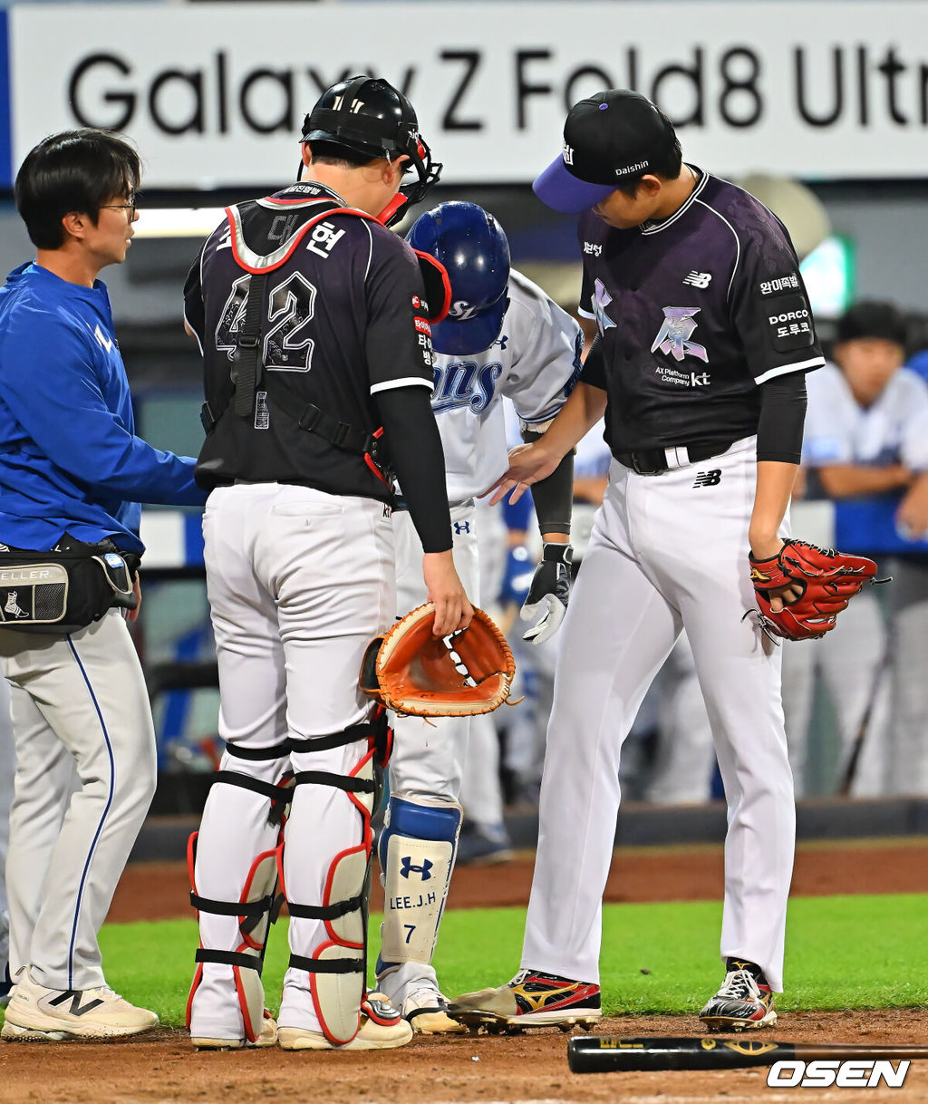 12일 대구삼성라이온즈파크에서 2026 신한 SOL KBO 리그 삼성 라이온즈와 KT 위즈의 경기가 열렸다. 홈팀 삼성은 양창섭이, 방문팀 KT는 소형준이 선발 출전했다. KT 위즈 소형준이 3회말 무사 2루 삼성 라이온즈 이재현에게 몸에 맞는 볼을 던지고 사과하고 있다. 2026.10.12 / foto0307@osen.co.kr