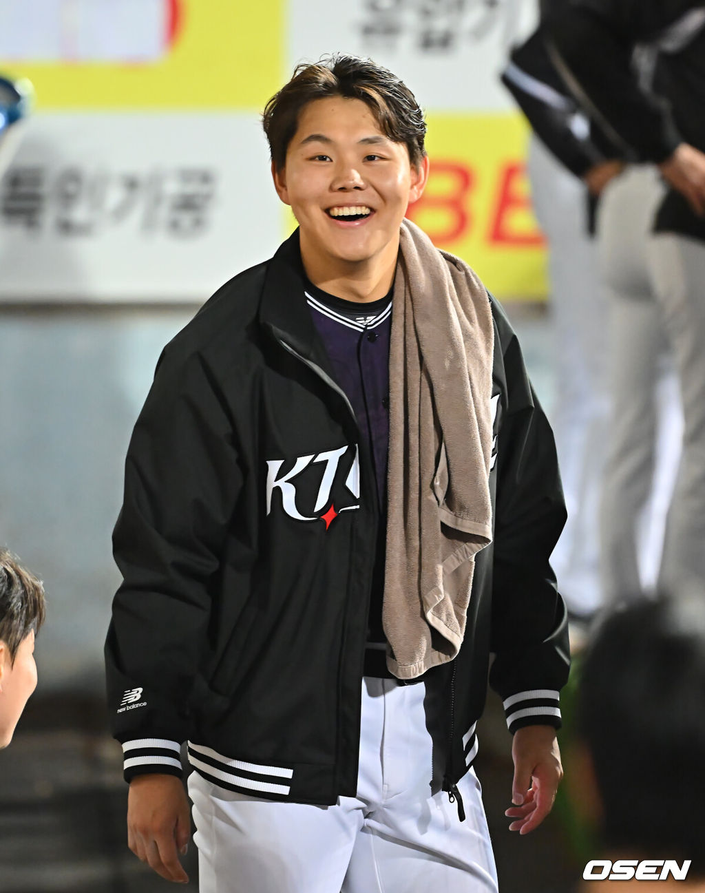 12일 대구삼성라이온즈파크에서 2026 신한 SOL KBO 리그 삼성 라이온즈와 KT 위즈의 경기가 열렸다. 홈팀 삼성은 양창섭이, 방문팀 KT는 소형준이 선발 출전했다. KT 위즈 소형준이 4회초 1사 1,2루 조대현의 좌익수 앞 안타때 득점을 올린 김현수를 보며 활짝 웃고 있다. 2026.10.12 / foto0307@osen.co.kr