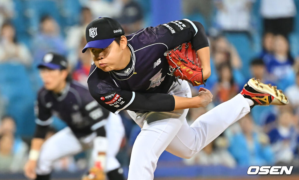 12일 대구삼성라이온즈파크에서 2026 신한 SOL KBO 리그 삼성 라이온즈와 KT 위즈의 경기가 열렸다. 홈팀 삼성은 양창섭이, 방문팀 KT는 소형준이 선발 출전했다. KT 위즈 선발 투수 소형준이 역투하고 있다. 2026.10.12 / foto0307@osen.co.kr