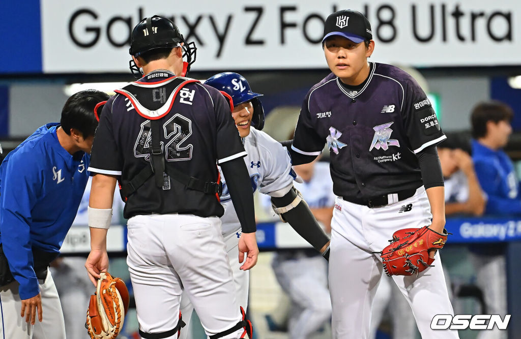 12일 대구삼성라이온즈파크에서 2026 신한 SOL KBO 리그 삼성 라이온즈와 KT 위즈의 경기가 열렸다. 홈팀 삼성은 양창섭이, 방문팀 KT는 소형준이 선발 출전했다. KT 위즈 소형준이 3회말 무사 2루 삼성 라이온즈 이재현에게 몸에 맞는 볼을 던지고 사과하고 있다. 2026.10.12 / foto0307@osen.co.kr