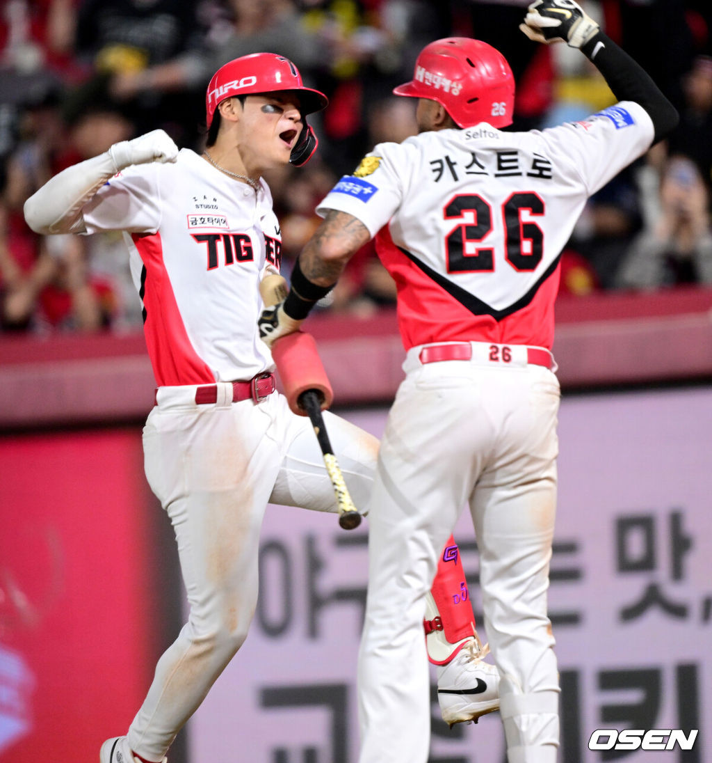 12일 광주-기아 챔피언스필드에서 ‘2026 신한 SOL Bank KBO리그’ KIA 타이거즈와 LG 트윈스의 경기가 열렸다.홈팀 KIA는 양현종, 방문팀 LG는 임찬규를 선발로 내세웠다.8회말 무사 1루 상황 KIA 김도영이 다시 앞서가는 중월 투런포를 날리고 홈을 밟은 뒤 카스트로와 기뻐하고 있다. 2026.10.12 / dreamer@osen.co.kr