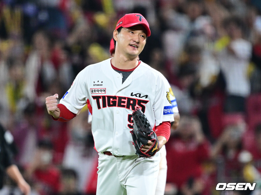 KIA 타이거즈가 준플레이오프에 직행했다. KIA는 12일 광주-기아 챔피언스필드에서 열린 2026 신한 SOL KBO리그 LG 트윈스와의 최종전에서 4-2로 승리했다. 선발 양현종이 5이닝 1실점으로 호투했다. 전상현이 2이닝 무실점으로 막았다. 8회말 김도영의 시즌 45호 결정적인 중월투런홈런이 터졌다. 이로써 KIA는 정규시즌 3위를 확정짓고 준플레이오프에 직행했다. LG는 4위가 되면서 두산과 와일드카드 결정전에 나선다. 경기를 마무리지으며 세이브를 거둔 KIA 투수 전상현이 기뻐하고 있다. 2026.10.12 / dreamer@osen.co.kr