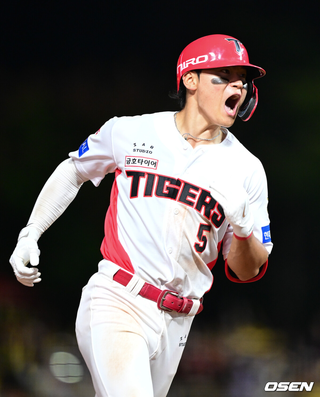 12일 광주-기아 챔피언스필드에서 ‘2026 신한 SOL Bank KBO리그’ KIA 타이거즈와 LG 트윈스의 경기가 열렸다.홈팀 KIA는 양현종, 방문팀 LG는 임찬규를 선발로 내세웠다.8회말 무사 1루 상황 KIA 김도영이 다시 앞서가는 중월 투런포를 날리고 그라운드를 돌며 기뻐하고 있다. 2026.10.12 / dreamer@osen.co.kr