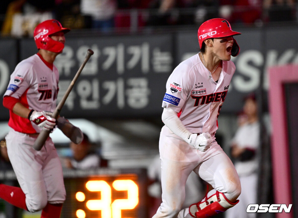 KIA 타이거즈가 준플레이오프에 직행했다. KIA는 12일 광주-기아 챔피언스필드에서 열린 2026 신한 SOL KBO리그 LG 트윈스와의 최종전에서 4-2로 승리했다. 선발 양현종이 5이닝 1실점으로 호투했다. 전상현이 2이닝 무실점으로 막았다. 8회말 김도영의 시즌 45호 결정적인 중월투런홈런이 터졌다. 이로써 KIA는 정규시즌 3위를 확정짓고 준플레이오프에 직행했다. LG는 4위가 되면서 두산과 와일드카드 결정전에 나선다. 8회말 무사 1루 상황 KIA 김도영이 다시 앞서가는 중월 투런포를 날리고 홈을 밟은 뒤 기뻐하고 있다. 2026.10.12 / dreamer@osen.co.kr