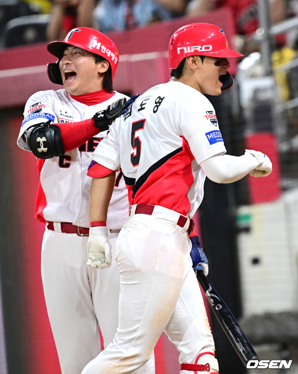 12일 광주-기아 챔피언스필드에서 ‘2026 신한 SOL Bank KBO리그’ KIA 타이거즈와 LG 트윈스의 경기가 열렸다.홈팀 KIA는 양현종, 방문팀 LG는 임찬규를 선발로 내세웠다.8회말 무사 1루 상황 KIA 김도영이 다시 앞서가는 중월 투런포를 날리고 홈을 밟은 뒤 나성범과 기뻐하고 있다. 2026.10.12 / dreamer@osen.co.kr
