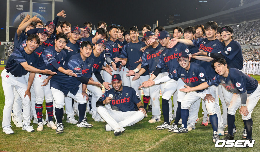 2026시즌 안타왕은 빅터 레이예스(롯데 자이언츠)다. 프로야구 롯데 자이언츠는 12일 서울 잠실구장에서 열린 2026 신한 SOL KBO리그 두산 베어스와의 시즌 최종전이자 올해를 끝으로 철거되는 잠실구장 최종전에서 7-4로 승리했다. 롯데는 NC 다이노스를 제치고 7위로 2026시즌을 마감했다. 최종 성적 64승 3무 77패. 두산은 일찌감치 5위(74승 5무 65패)를 확정, 2년 만에 가을무대 초대장을 받았다. 하루 휴식 후 14일 잠실에서 4위 LG 트윈스와 와일드카드 결정전 1차전에 나선다. 경기종료 후 최다안타 1위를 차지한 레이예스가 동료들과 함께 포즈를 취하고 있다. 2026.10.12 / soul1014@osen.co.kr