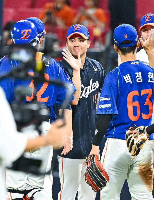 한화 이글스가 위닝시리즈를 따냈다. 23일 광주-기아 챔피언스필드에서 열린 2026 신한은행 SOL KBO리그 KIA 타이거즈와의 팀간 12차전을 9-3로 승리했다. 선발 왕옌칭이 7이닝 2실점 호투를 펼쳤다. 문현빈의 10호 투런홈런, 페라자의 3타점 활약에 힘입어 2연승을 올렸다. KIA는 마운드, 타격, 수비 모두 흔들리며 2연패를 당했다. 경기종료 후 한화 왕옌청이 동료들과 승리의 기쁨을 나누고 있다. 2026.07.23 / soul1014@osen.co.kr