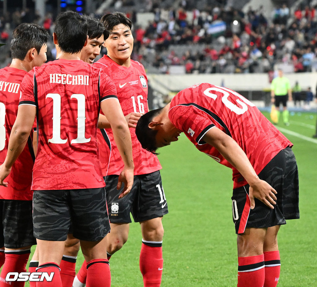 로베르트 모레노 감독이 이끄는 대한민국 축구 대표팀과 우즈베키스탄의 경기가 6일 용인미르스타디움에서 열렸다.이번 우즈베키스탄전은 로베르트 모레노 임시 감독 체제에서 치르는 9~10월 A매치 4연전의 마지막 경기다.앞선 3경기 성적은 1승 1무 1패. 우즈베키스탄을 상대로 수비 안정감을 이어가는 동시에 공격에서 얼마나 달라진 모습을 보여줄지가 관건이다.후반 대한민국 오세훈이 팀의 두 번째 골을 성공시키고 황인범을 향해 인사를 하고 있다. 2026.10.06 /sunday@osen.co.kr