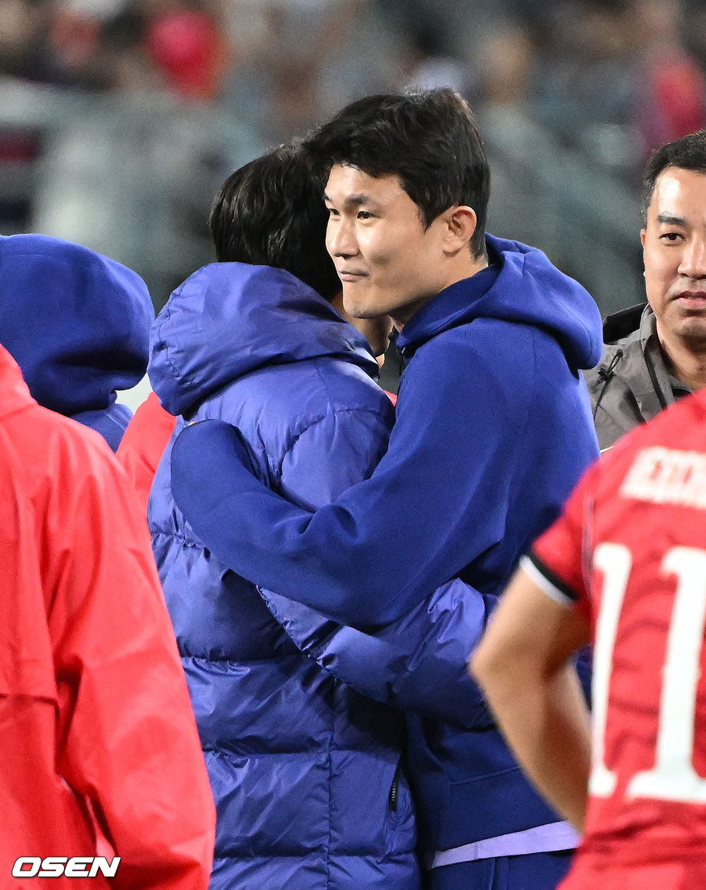 한국축구에 역사적인 날이다. 손흥민(34, LAFC)이 전설 차범근의 A매치 최다골 기록을 넘었다. 로베르트 모레노 감독이 이끄는 대한민국 축구대표팀은 6일 오후 8시 용인미르스타디움에서 개최되는 친선전에서 우즈베키스탄을 상대로 손흥민의 선제골과 오세훈의 추가골이 터져 2-0 완승을 거뒀다. 경기 종료 후 대한민국 김민재, 손흥민이 승리의 기쁨을 나누고 있다. 2026.10.06 /sunday@osen.co.kr