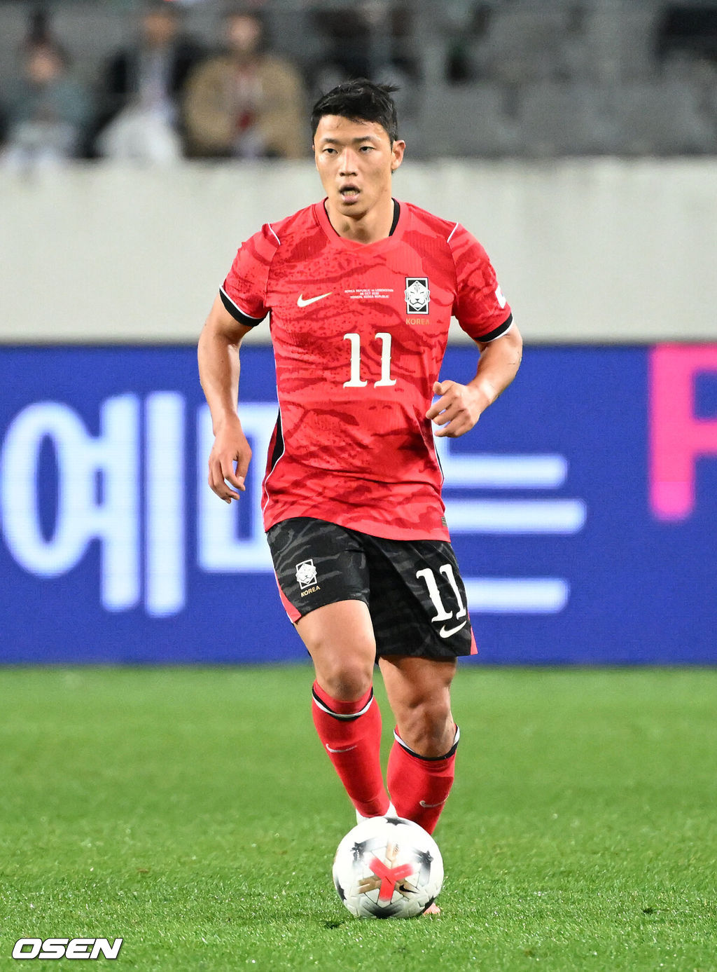 한국축구에 역사적인 날이다. 손흥민(34, LAFC)이 전설 차범근의 A매치 최다골 기록을 넘었다. 로베르트 모레노 감독이 이끄는 대한민국 축구대표팀은 6일 오후 8시 용인미르스타디움에서 개최되는 친선전에서 우즈베키스탄을 상대로 손흥민의 선제골과 오세훈의 추가골이 터져 2-0 완승을 거뒀다. 후반 대한민국 황희찬이 드리블 돌파를 하고 있다. 2026.10.06 /sunday@osen.co.kr