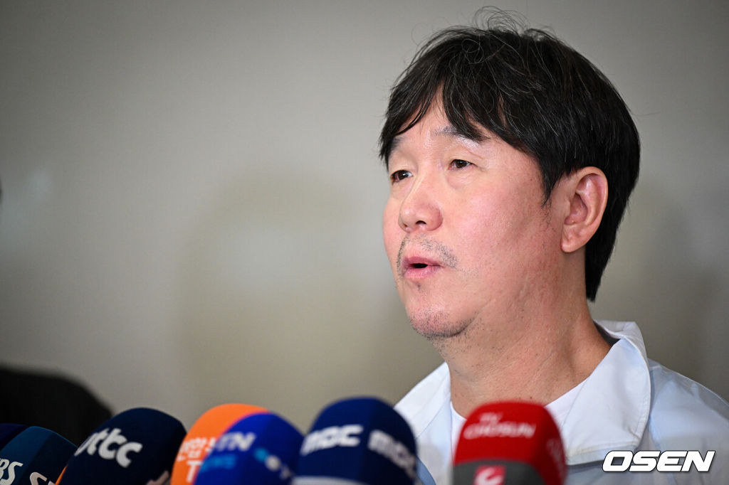 2026 아이치·나고야 아시안게임에서 금메달을 차지한 야구 대표팀이 28일 인천국제공항을 통해 귀국했다.한국 야구 대표팀은 금메달을 따내며 2010년 광저우 대회를 시작으로 2014년 인천, 2018년 자카르타-팔렘방, 2023년 항저우, 2026년 나고야-아이치까지 아시안게임 5회 연속 우승을 달성했다.야구대표팀 류지현 감독이 인터뷰를 하고 있다. 2026.09.28 /cej@osen.co.kr