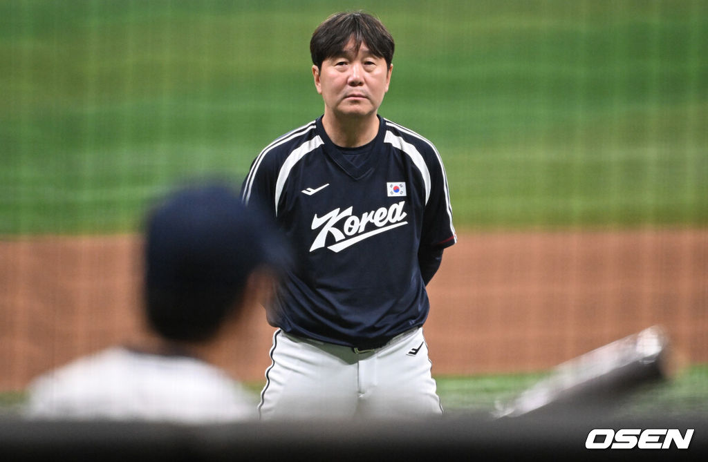 류지현 감독이 이끄는 2026 아이치·나고야 아시안게임 야구 대표팀이 17일 오후 서울 고척스카이돔에서 상무와의 연습경기에 앞서 훈련을 가졌다.야구 대표팀은 오는 18일 나고야로 이동한 뒤 21일 B조 조별예선 대만전, 22일 홍콩전, 23일 태국전을 치른 뒤 25일부터 26일까지 슈퍼라운드를 거쳐 27일 메달 결정전을 펼친다. 대표팀 류지현 감독이 훈련을 지켜보고 있다. 2026.09.17 /cej@osen.co.kr