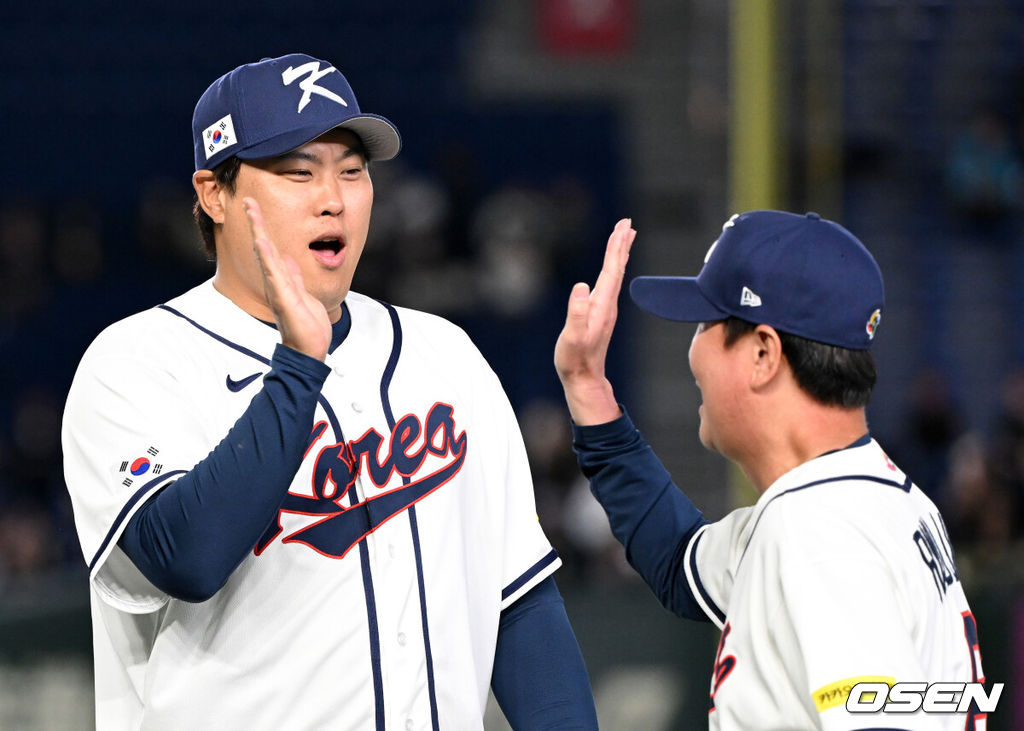 5일 일본 도쿄돔에서 월드베이스볼클래식(WBC) 조별리그 C조 한국과 체코의 경기가 열렸다.한국은 소형준, 체코는 다니엘 파디샥을 선발투수로 내세웠다.2006년 4강, 2009년 준우승을 차지한 경험이 있는 한국은 이후 3개 대회(2013년, 2017년, 2023년)에서 모두 8강 토너먼트 진출에 실패했다. 이번 대회에서는 17년 만에 본선 토너먼트 진출을 노린다.경기에 앞서 한국 류현진이 류지현 감독과 하이파이브를 하고 있다. 2026.03.05 /spjj@osen.co.kr