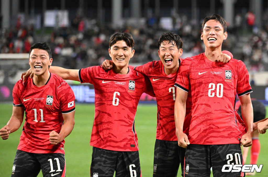 한국축구에 역사적인 날이다. 손흥민(34, LAFC)이 전설 차범근의 A매치 최다골 기록을 넘었다. 로베르트 모레노 감독이 이끄는 대한민국 축구대표팀은 6일 오후 8시 용인미르스타디움에서 개최되는 친선전에서 우즈베키스탄을 상대로 손흥민의 선제골과 오세훈의 추가골이 터져 2-0 완승을 거뒀다. 후반 대한민국 오세훈이 팀의 두 번째 골을 성공시키고 환호하고 있다. 2026.10.06 /sunday@osen.co.kr