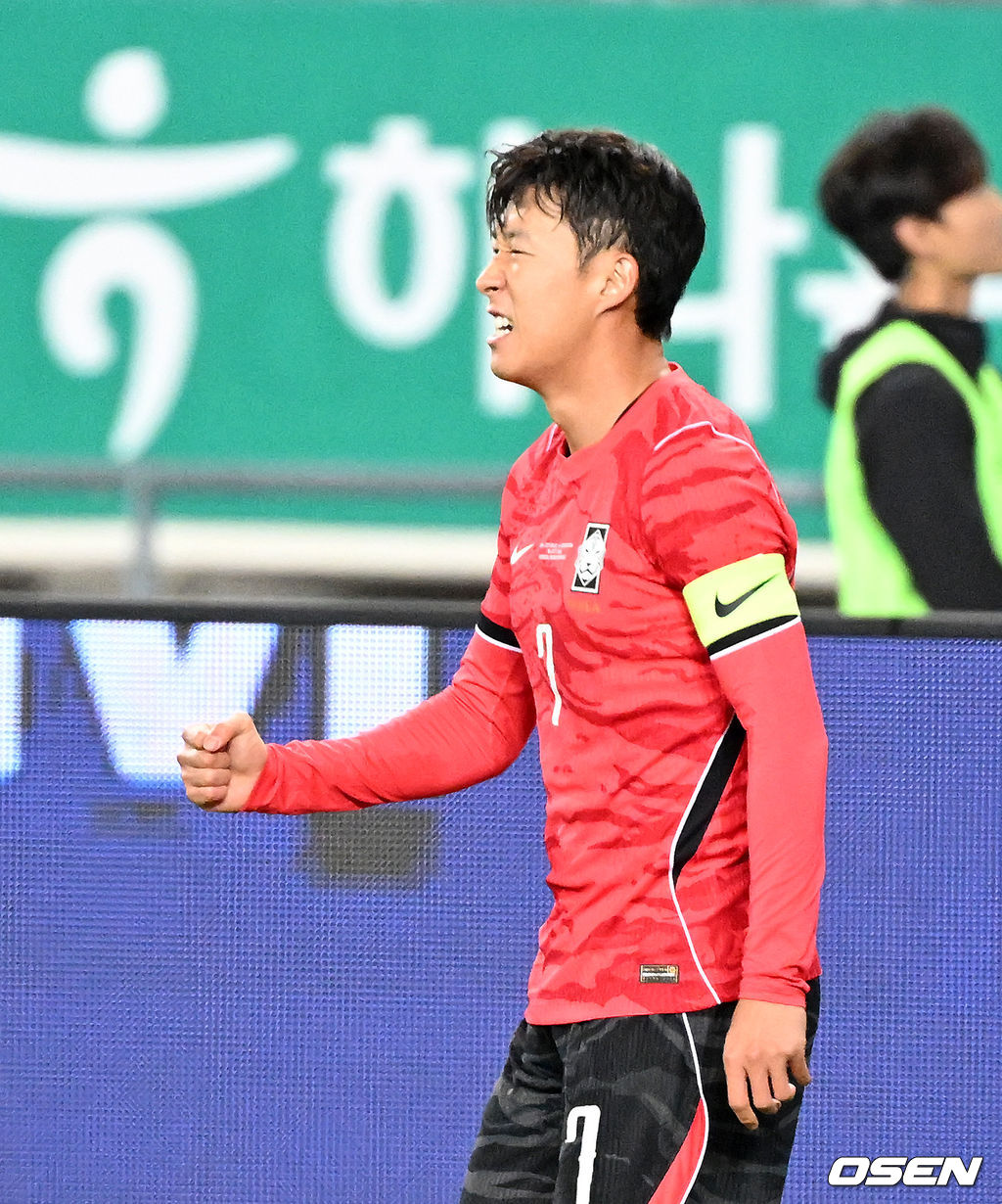 한국축구에 역사적인 날이다. 손흥민(34, LAFC)이 전설 차범근의 A매치 최다골 기록을 넘었다. 로베르트 모레노 감독이 이끄는 대한민국 축구대표팀은 6일 오후 8시 용인미르스타디움에서 개최되는 친선전에서 우즈베키스탄을 상대로 손흥민의 선제골과 오세훈의 추가골이 터져 2-0 완승을 거뒀다. 전반 선제골을 성공시킨 대한민국 손흥민이 환호하고 있다. 2026.10.06 /sunday@osen.co.kr
