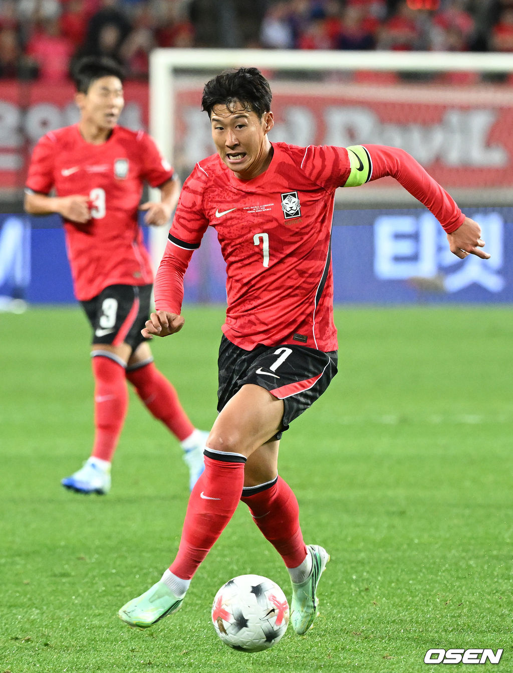 한국축구에 역사적인 날이다. 손흥민(34, LAFC)이 전설 차범근의 A매치 최다골 기록을 넘었다. 로베르트 모레노 감독이 이끄는 대한민국 축구대표팀은 6일 오후 8시 용인미르스타디움에서 개최되는 친선전에서 우즈베키스탄을 상대로 손흥민의 선제골과 오세훈의 추가골이 터져 2-0 완승을 거뒀다. 전반 대한민국 손흥민이 드리블 돌파를 하고 있다. 2026.10.06 /sunday@osen.co.kr