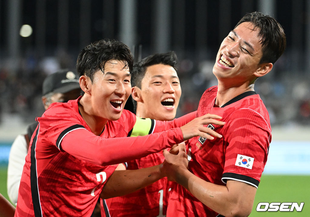 한국축구에 역사적인 날이다. 손흥민(34, LAFC)이 전설 차범근의 A매치 최다골 기록을 넘었다. 로베르트 모레노 감독이 이끄는 대한민국 축구대표팀은 6일 오후 8시 용인미르스타디움에서 개최되는 친선전에서 우즈베키스탄을 상대로 손흥민의 선제골과 오세훈의 추가골이 터져 2-0 완승을 거뒀다. 후반 대한민국 손흥민이 팀의 두 번째 골을 넣은 오세훈과 환호하고 있다. 2026.10.06 /sunday@osen.co.kr