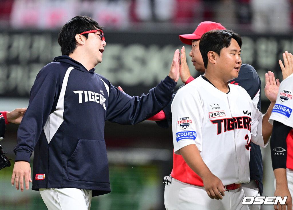 KIA 타이거즈가 준플레이오프에 직행했다. KIA는 12일 광주-기아 챔피언스필드에서 열린 2026 신한 SOL KBO리그 LG 트윈스와의 최종전에서 4-2로 승리했다. 선발 양현종이 5이닝 1실점으로 호투했다. 전상현이 2이닝 무실점으로 막았다. 8회말 김도영의 시즌 45호 결정적인 중월투런홈런이 터졌다. 이로써 KIA는 정규시즌 3위를 확정짓고 준플레이오프에 직행했다. LG는 4위가 되면서 두산과 와일드카드 결정전에 나선다. 경기를 마치고 승리한 KIA 이범호 감독과 양현종이 인사를 나누고 있다. 2026.10.12 / dreamer@osen.co.kr