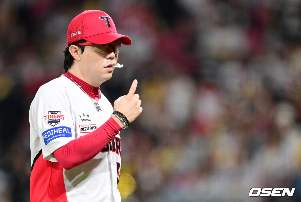12일 광주-기아 챔피언스필드에서 ‘2026 신한 SOL Bank KBO리그’ KIA 타이거즈와 LG 트윈스의 경기가 열렸다.홈팀 KIA는 양현종, 방문팀 LG는 임찬규를 선발로 내세웠다.3회초 LG 공격을 삼자범퇴로 막아낸 KIA 선발 양현종이 더그아웃으로 향하고 있다. 2026.10.12 / dreamer@osen.co.kr