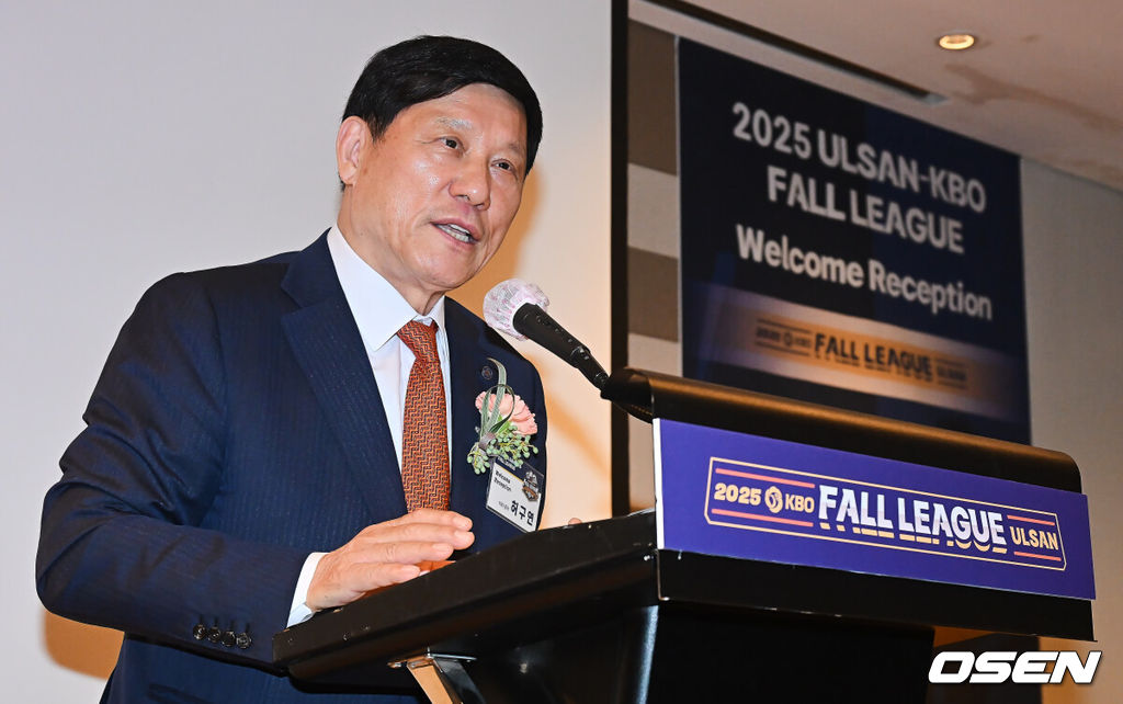 13일 KBO가 주최하고 울산광역시와 문화체육관광부의 후원으로 개최되는 2025 울산-KBO Fall League 환영 리셉션이 김두겸 울산광역시장, 허구연 KBO 총재, 참가팀 감독 및 대표 선수 등이 참석한 가운데 호텔현대 바이 라한 울산에서 열렸다. 2025 울산-KBO Fall League는 오는 14일부터 11월 1일까지 KIA, 삼성, LG, 롯데, NC, 고양, 독립리그 올스타, 대학 선발팀 등 국내 8개팀과 호주 멜버른 에이시스, 일본 독립리그 선발팀, 중국 CBA 소속 장쑤 휴즈홀쓰 등 해외팀이 참가해 울산 문수구장과 김해 상동구장, 창원 마산구장, 기장 KBO 야구센터에서 약 3주간의 열전에 돌입한다. 허구연 KBO 총재가 인사말을 하고 있다. / foto0307@osen.co.kr