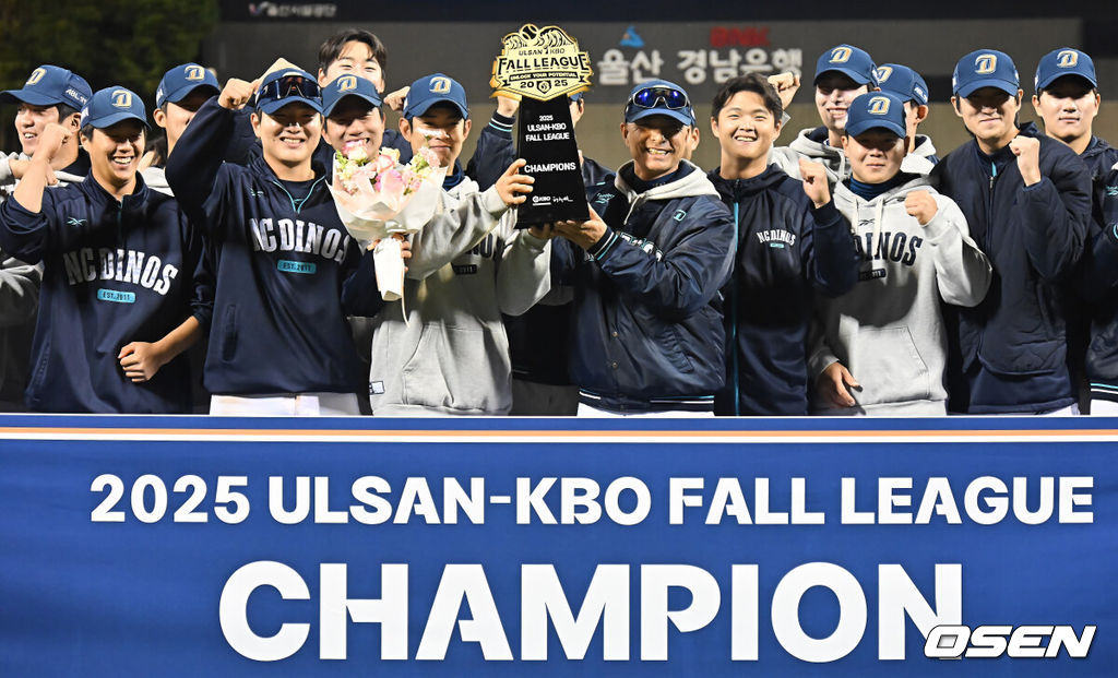 NC 다이노스가 1일 울산 문수야구장에서 열린 2025 울산-KBO Fall League 결승 경기에서 우승을 차지했다. NC 다이노스는 롯데 자이언츠 12-1로 승리했다. NC 다이노스 공필성 감독과 선수들이 우승 기념촬영을 하고 있다. 2025.11.01 / foto0307@osen.co.kr