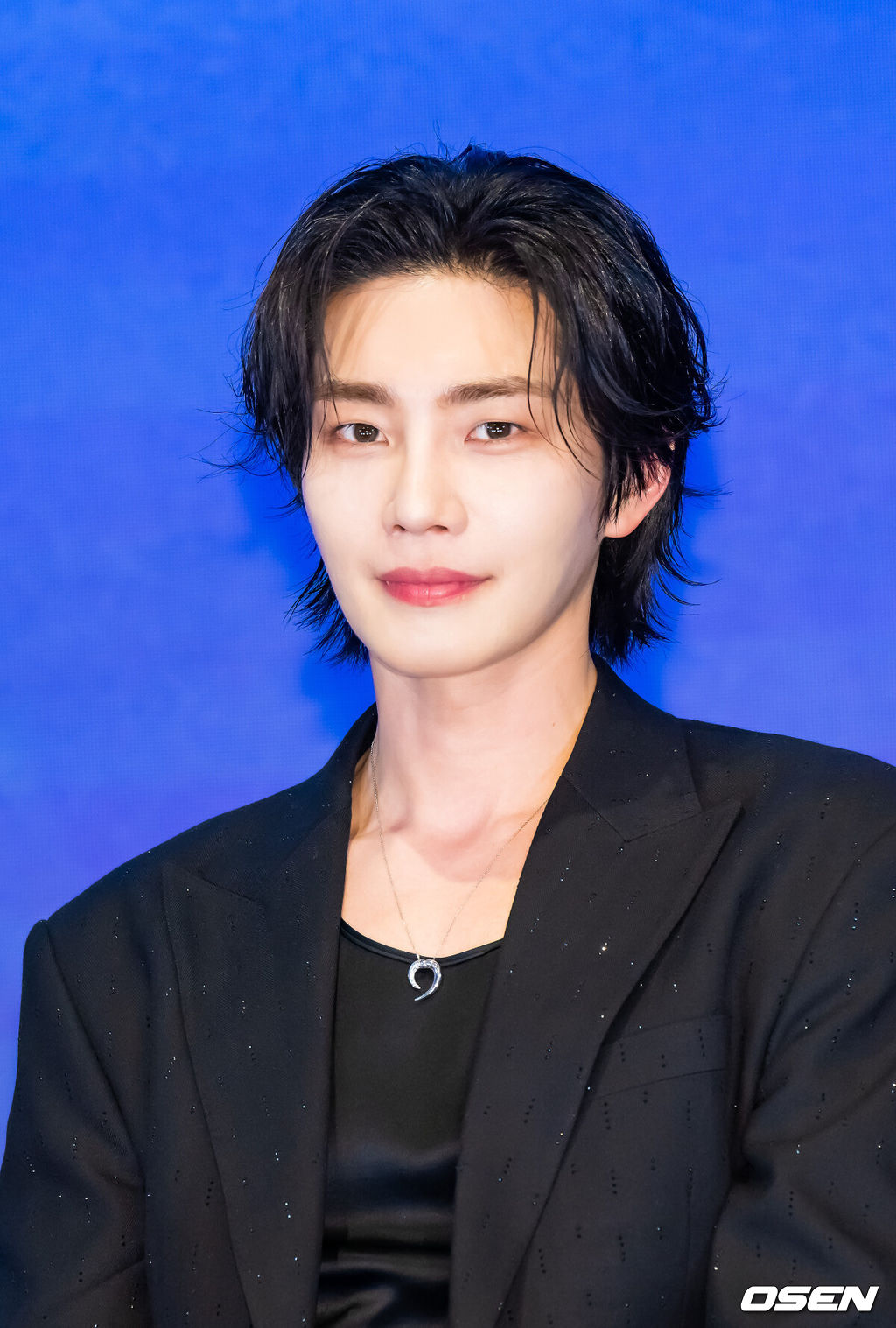 16일 오후 서울 신도림 디큐브시티 내 더 세인트 호텔에서 지니 TV 오리지널 드라마 ‘아이돌아이’(연출 이광영 극본 김다린) 제작발표회가 진행됐다.팬심 만렙의 스타 변호사 맹세나(최수영 분)가 살인 용의자로 몰린 ‘최애’ 아이돌 도라익(김재영 분)의 사건을 맡으며 벌어지는 미스터리 법정 로맨스다.배우 김재영이 미소 짓고 있다.   2025.12.16 / soul1014@osen.co.kr