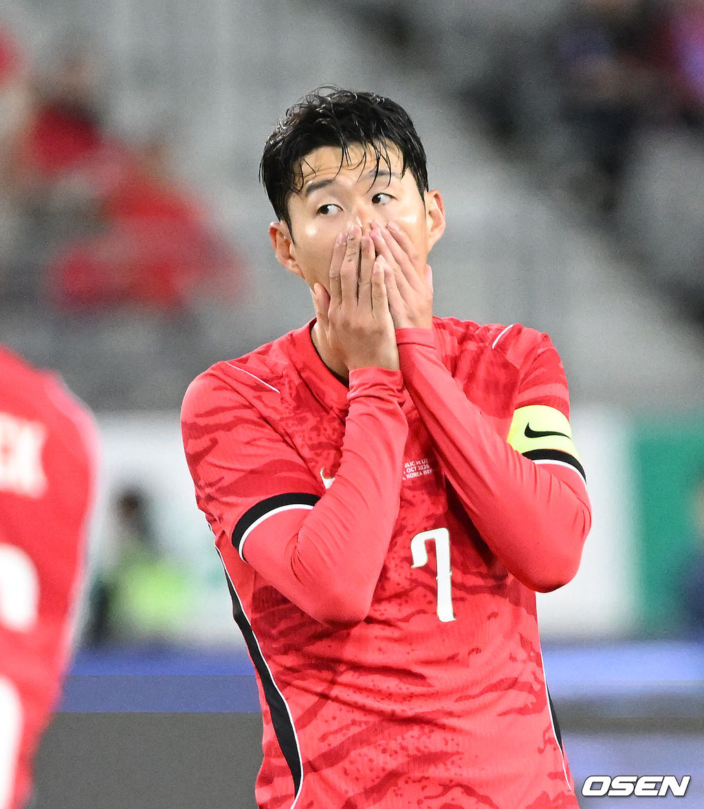 로베르트 모레노 감독이 이끄는 대한민국 축구 대표팀과 우즈베키스탄의 경기가 6일 용인미르스타디움에서 열렸다.이번 우즈베키스탄전은 로베르트 모레노 임시 감독 체제에서 치르는 9~10월 A매치 4연전의 마지막 경기다.앞선 3경기 성적은 1승 1무 1패. 우즈베키스탄을 상대로 수비 안정감을 이어가는 동시에 공격에서 얼마나 달라진 모습을 보여줄지가 관건이다.후반 대한민국 손흥민이 프리킥이 실패하자 아쉬워하고 있다. 2026.10.06 /sunday@osen.co.kr