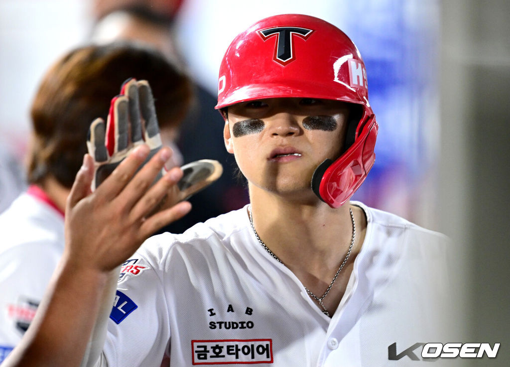 KIA 타이거즈가 준플레이오프에 직행했다. KIA는 12일 광주-기아 챔피언스필드에서 열린 2026 신한 SOL KBO리그 LG 트윈스와의 최종전에서 4-2로 승리했다. 선발 양현종이 5이닝 1실점으로 호투했다. 전상현이 2이닝 무실점으로 막았다. 8회말 김도영의 시즌 45호 결정적인 중월투런홈런이 터졌다. 이로써 KIA는 정규시즌 3위를 확정짓고 준플레이오프에 직행했다. LG는 4위가 되면서 두산과 와일드카드 결정전에 나선다. 4회말 무사 1, 3루 상황 KIA 김선빈의 번트 안타 때 홈을 밟은 3루 주자 김도영이 더그아웃 동료들과 인사를 나누고 있다. 2026.10.12 / dreamer@osen.co.kr